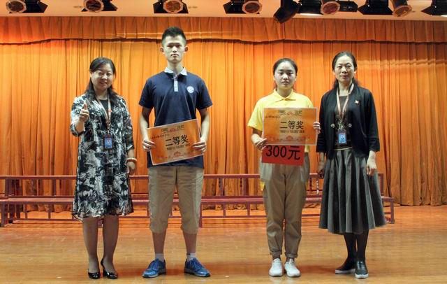 調整大小 11、蘇曉紅主任和張榮霞主任給獲得二等獎的代表隊頒獎.jpg