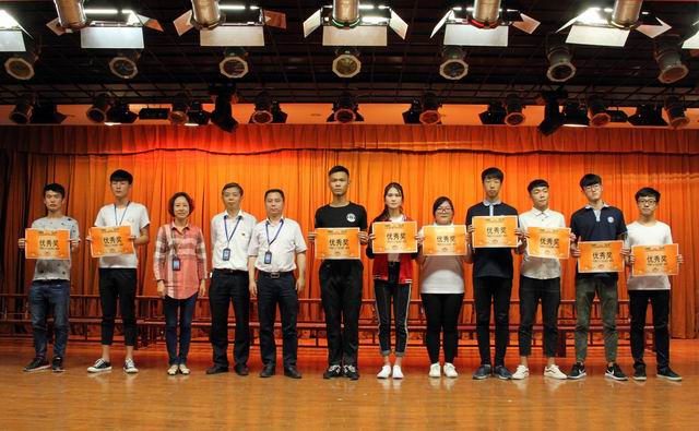 調整大小 13、楊繼強書(shū)記、李波書(shū)記和沈群書(shū)記給獲得優(yōu)秀獎的代表隊頒獎.jpg