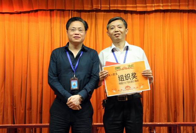 調整大小 9、任建設副院長(cháng)給機電工程系頒發(fā)組織獎.jpg