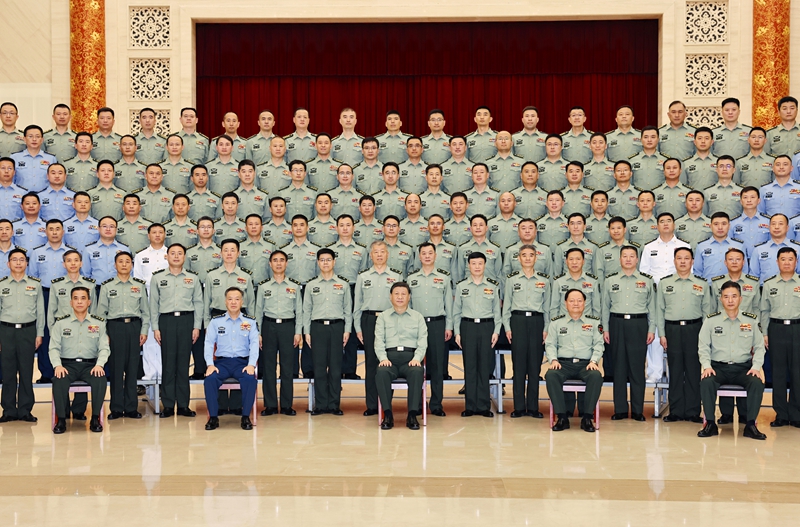 5月22日至24日，中共中央總書(shū)記、國家主席、中央軍委主席習近平在山東考察。這是23日上午，習近平在濟南親切接見(jiàn)駐濟南部隊上校以上領(lǐng)導干部，代表黨中央和中央軍委向駐濟南部隊全體官兵致以誠摯問(wèn)候。