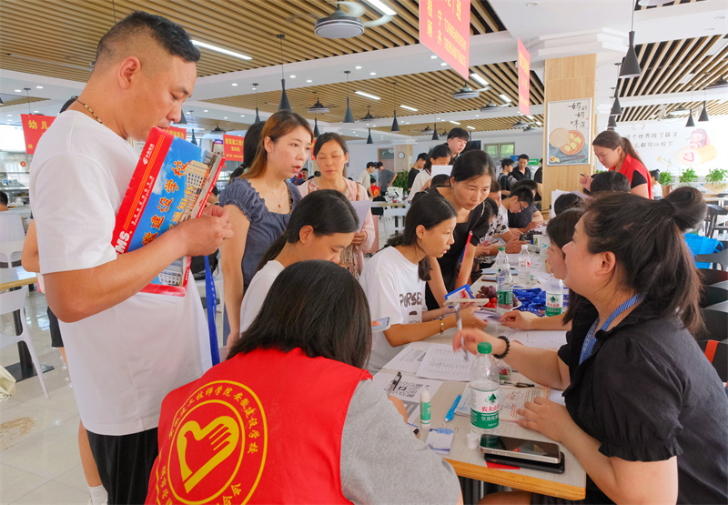 新生報到現場(chǎng) (4).jpg 新生報到現場(chǎng) (4).jpg